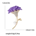 Elegante spilla di garofano in perla viola con foglie d'oro e strass scintillanti - Viola