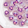 Vue macro de perles irisées 16mm ciel étoilé avec motifs cœur violet pour bijoux DIY - Cœur Violet / 16mm Lumineux