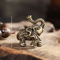 Vista detallada de una figura de elefante en bronce antiguo de 3,5 cm con grabados finos - Gran Elefante de la Suerte / Bronce