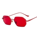 Trendige sechseckige rote Metall-Sonnenbrille mit roten Gläsern und goldenen Nasenpads - Roter Rahmen Rote Gläser