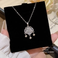 Collana in acciaio al titanio con intarsio in giada bianca e carattere Fu su velluto nero - Stile pendente con carattere Fu e lucchetto Ruyi (X428) / Oro