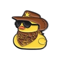 Spilla smaltata con anatra gialla che indossa un cappello da cowboy e occhiali da sole - Stile Anatra Bandana (QHXZ2333)