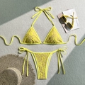 Dettaglio del bikini in pizzo giallo con allacciatura al collo e trama floreale - S / Giallo