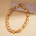Macro della collana a foglia d'oro con zircone e perle su pietra decorativa beige - Collana - Oro