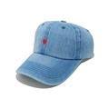 Dettaglio del ricamo a cuore rosso sulla trama del cappello da baseball in denim blu - M (56-58cm) / Blu