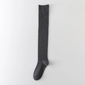 Vue à plat de chaussettes hautes gris foncé en maille avec poignets élastiques côtelés - Taille unique / Gris Foncé au-Dessus du Genou