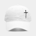 Detailaufnahme einer weißen Baumwoll-Baseballkappe mit schwarzer Kreuzstickerei - Seitliche Stickerei / Weiß