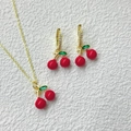 Dettaglio del set di gioielli con ciliegie rosse con collana e orecchini dorati - Ciliegia Rosso Verde Smalto