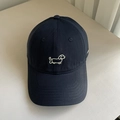 Détail de la casquette en coton bleu marine avec broderie blanche de motif teckel - M (56-58cm) / Bleu marine