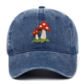 Dettaglio del ricamo a fungo rosso su cappellino da baseball in denim lavato navy - Regolabile / Blu Notte