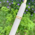 Bague trèfle ajustable plaquée or 18 carats avec zircons dans un décor naturel extérieur - Style de Lien Cœur Trèfle
