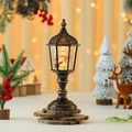 Primer plano de farola vintage de bronce con muñeco de nieve y luces LED cálidas - Muñeco de Nieve