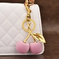 Porte-clés cerise rose floqué suspendu à un sac à main blanc matelassé élégant - Cerise Rose Flocage