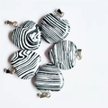 Set of 2cm heart-shaped stone pendants with black and white zebra stripes and silver clasps - Synthetic Malachite Stripe