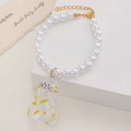 Nahaufnahme eines Perlenarmbands mit transparentem Katzenanhänger und weißen Perlen - Tabby-Muster Stil (02 Goldimitat 11130)