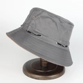 Détail d'un chapeau de soleil gris foncé avec œillets métalliques et cordon sur un support - Réglable / Gris