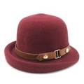 Chapeau cloche en tricot bordeaux avec bride en cuir marron et boucle dorée - M (56-58cm) / Bordeaux