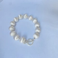 Détail du collier à perles argentées brossées avec un fermoir à bascule en T de style rétro - Bracelet Brossé 12mm