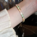 Elegante bracciale in oro con zirconi colorati indossato al polso per uno stile minimalista - Oro Colorato Rettangolo