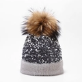 Dettaglio delle paillettes argentate sul cappello in maglia con grande pompon di pelliccia - Taglia unica / Grigio (Pompon Naturale)