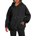 Détail d'un sweat à capuche noir oversize avec poche kangourou et poignets côtelés de sport - S / Hauts / Noir