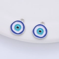 Vue macro de deux breloques œil grec avec incrustation d'émail bleu et blanc poli - Pendentif à Boucle Unique 17*14mm / Argenté