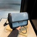 Borsa a tracolla chic in denim blu con finiture nere e dettagli dorati - Blu