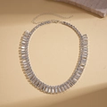 Vue macro du collier géométrique argenté avec cristaux rectangulaires et chaîne réglable - Style Gemme Transparente / Argenté