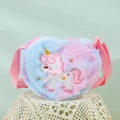 Détail d'un sac bandoulière licorne en peluche en forme de cœur avec nœud rose - Violet (Style Cœur)
