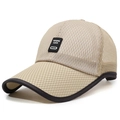 Beige ademende mesh baseballpet met zwart logo-embleem en sportieve gebogen klep - Beige