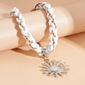 Dettaglio di una collana con ciondolo a sole, cordoncino intrecciato e perla a rosa in metallo - Pendente Sole (Argento) / Argento