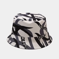 Gros plan du motif vache abstrait et du lettrage stylisé sur le chapeau bob en toile - M (56-58cm) / Motif Graffiti Géométrique (Couleur N°3)