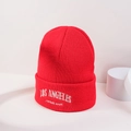 Détail du bonnet en tricot rouge avec broderie blanche Los Angeles et Vintage Made - Taille unique / Rouge