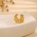 Verstellbarer goldener offener Ring mit zartem Blattmuster-Design in mattem Finish - Realistischer Blattstil