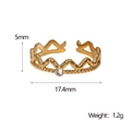 Dettaglio dell'anello a corona dorato con altezza di 5mm e strass luccicante - Oro