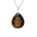 Halskette mit braunem Edelstein-Anhänger und goldener Hamsa-Hand-Gravur - Tigerauge