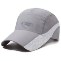 Gorra de béisbol deportiva gris transpirable con paneles de malla y logo frontal - Ajustable / Gris claro