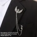 Détail d'une broche crâne vintage argentée avec chaînettes sur le revers d'un blazer - Style Ailes de Couronne de Crâne en Argent (TL24034)