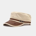 Dettaglio del cappello militare vintage in cotone con tesa in pelle, rivetti e ricamo stella - Regolabile / Cachi