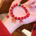 Detailansicht eines roten Achat-Perlenarmbands mit goldenem Schaukelpferd-Anhänger. - Sofortiger Erfolg Stil 1 (6#)