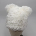 Détail d'un bonnet d'hiver en peluche blanche avec des oreilles d'animaux mignonnes - Blanc