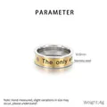 Details des 6mm Edelstahlrings mit Gravur und kleinem Diamanten auf weißem Grund - US 6 / Gold