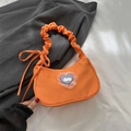 Sac demi-lune orange vif avec patch lapin coeur et poignée à effet froissé unique - Orange
