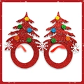 Détail de lunettes de Noël en feutrine rouge pailletée avec boules colorées et flocons blancs - Sapin de Noël rouge