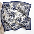 Vista detallada de bufanda cuadrada de seda con estampado Toile de Jouy de bosque y animales - 53x53cm / Azul marino