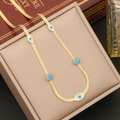Goldene Schlangenkette mit blau-weißen Augen-Anhängern auf einer eleganten Schmuckschatulle - 1# Halskette