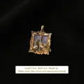 Détail du pendentif vintage doré avec émail violet, perles et dimensions de 2,9x2cm - Style Violet Clair (1)