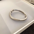 Détail d'un bracelet ouvert argenté en forme de goutte avec finition métal poli - Style de Surface Lisse Argentée (4#)