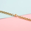 Detail einer goldenen kubanischen Gliederkette mit poliertem Metall-Karabinerverschluss - 18K Vergoldet