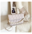 Bolso bandolera acolchado lila claro con cadena de acrílico blanco y correa ajustable - Blanco
